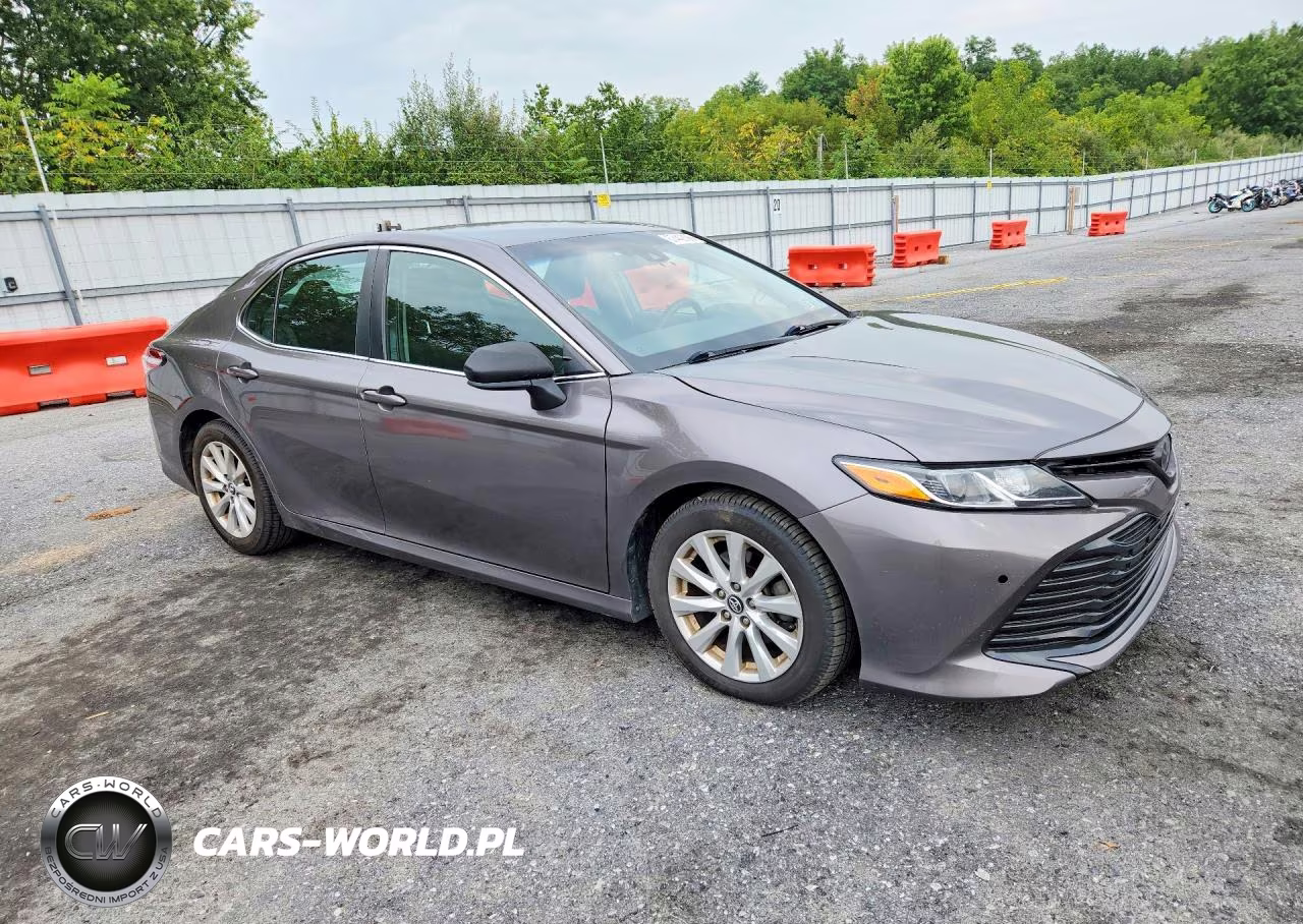 2018 Toyota Camry Le VIN:4T1B11HK9JU004975 - 4
