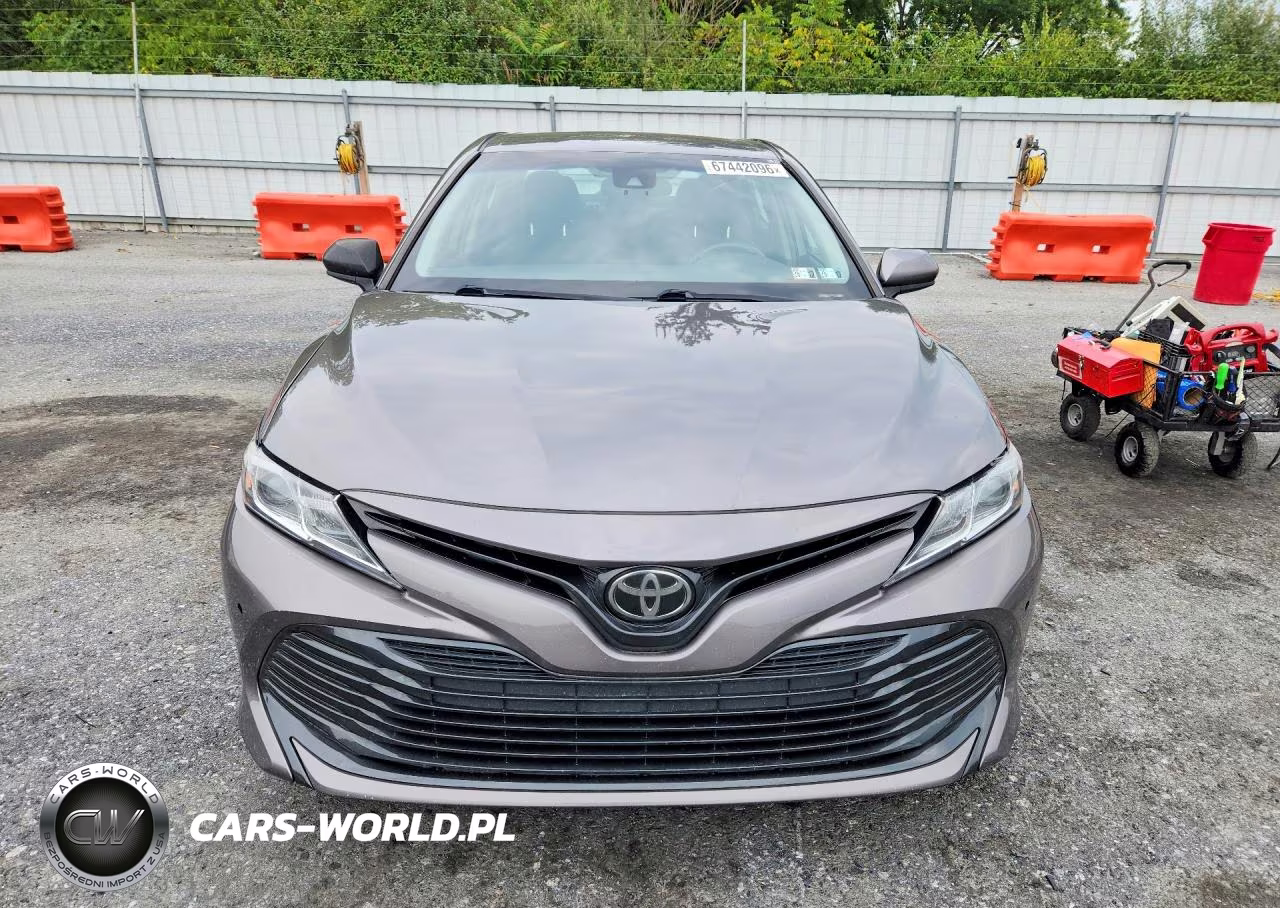 2018 Toyota Camry Le VIN:4T1B11HK9JU004975 - 5