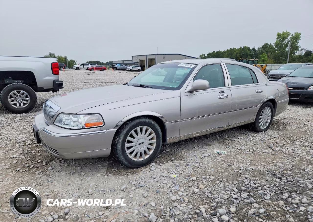 2005 Lincoln Town Car Signature Limited VIN:1LNHM82W55Y647053 - 1