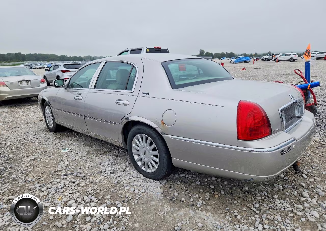 2005 Lincoln Town Car Signature Limited VIN:1LNHM82W55Y647053 - 2