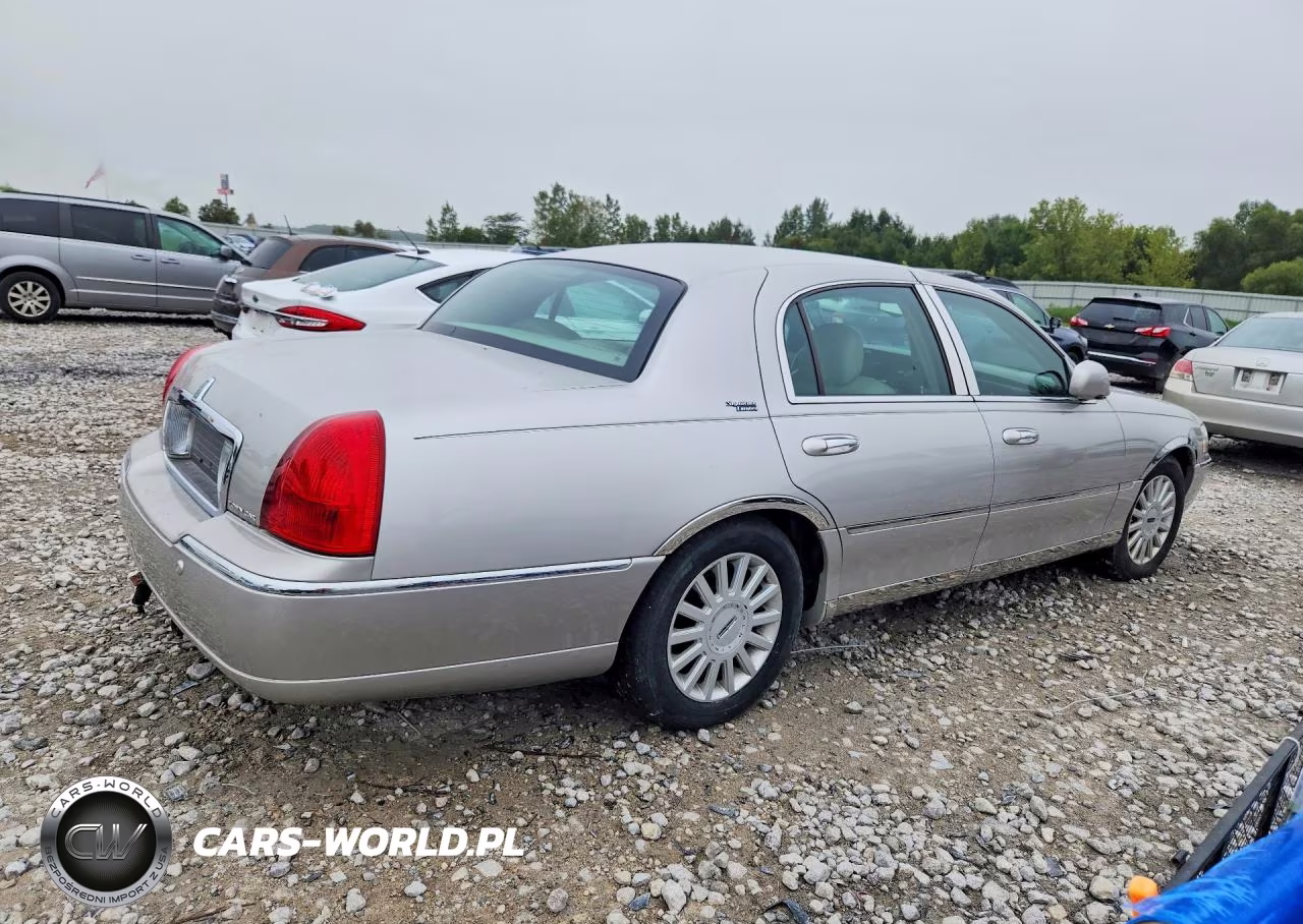2005 Lincoln Town Car Signature Limited VIN:1LNHM82W55Y647053 - 3