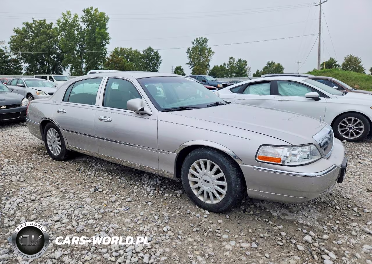 2005 Lincoln Town Car Signature Limited VIN:1LNHM82W55Y647053 - 4