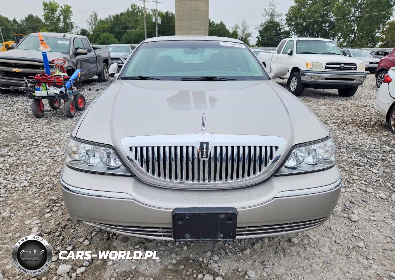 2005 Lincoln Town Car Signature Limited VIN:1LNHM82W55Y647053 - 5