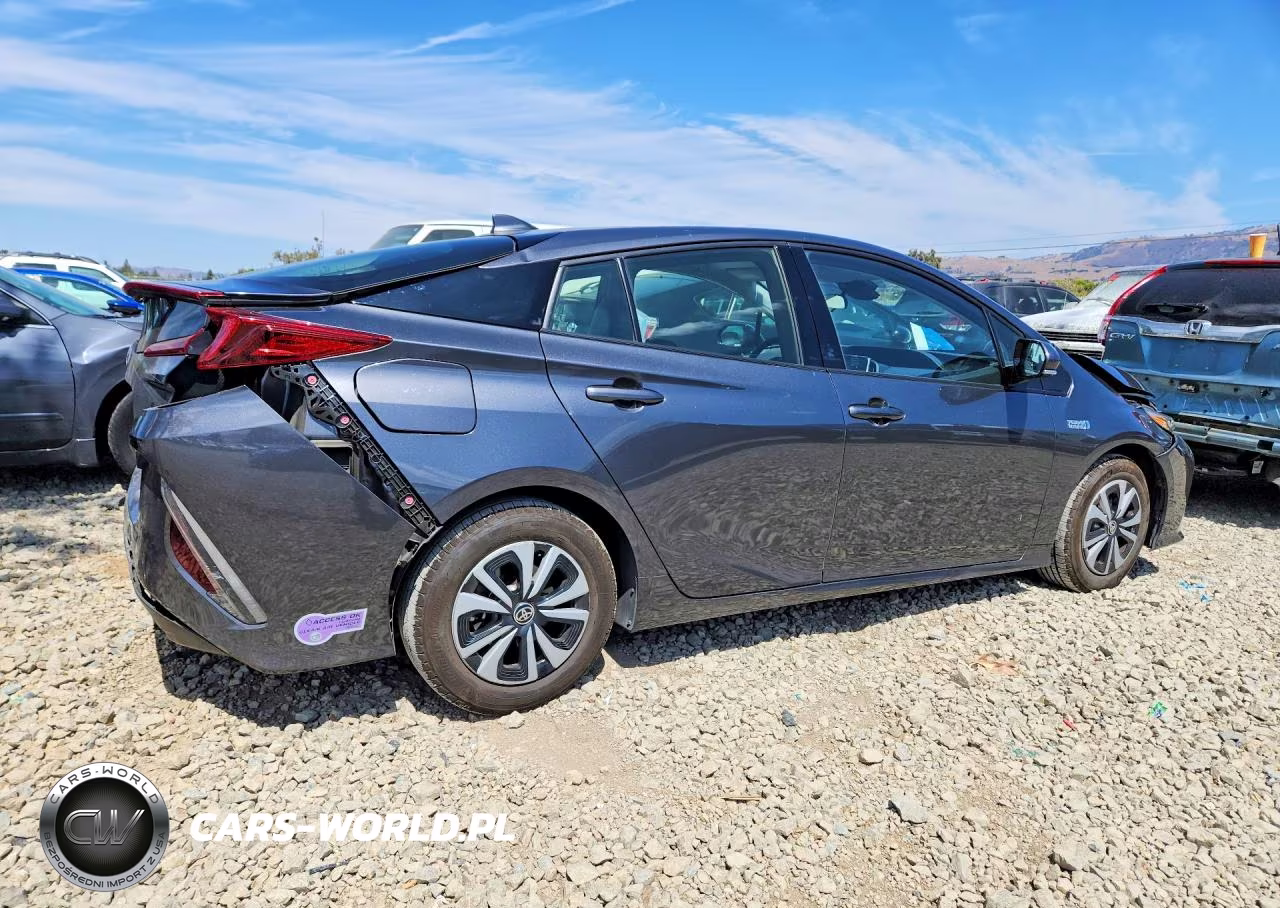 2018 Toyota Prius Prime Premium VIN:JTDKARFP8J3102855 - 3