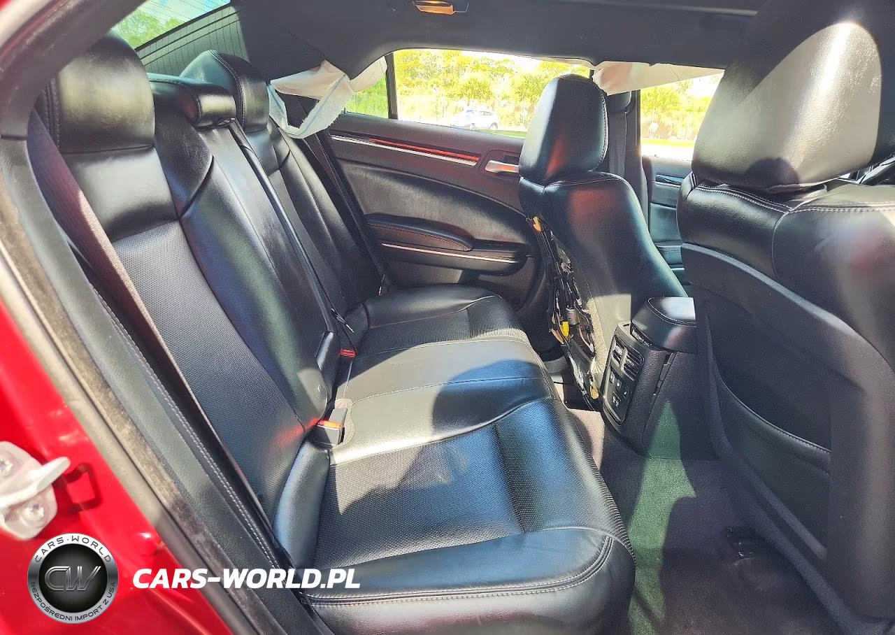 2018 Chrysler 300 S VIN:2C3CCAGG7JH331060 - 10