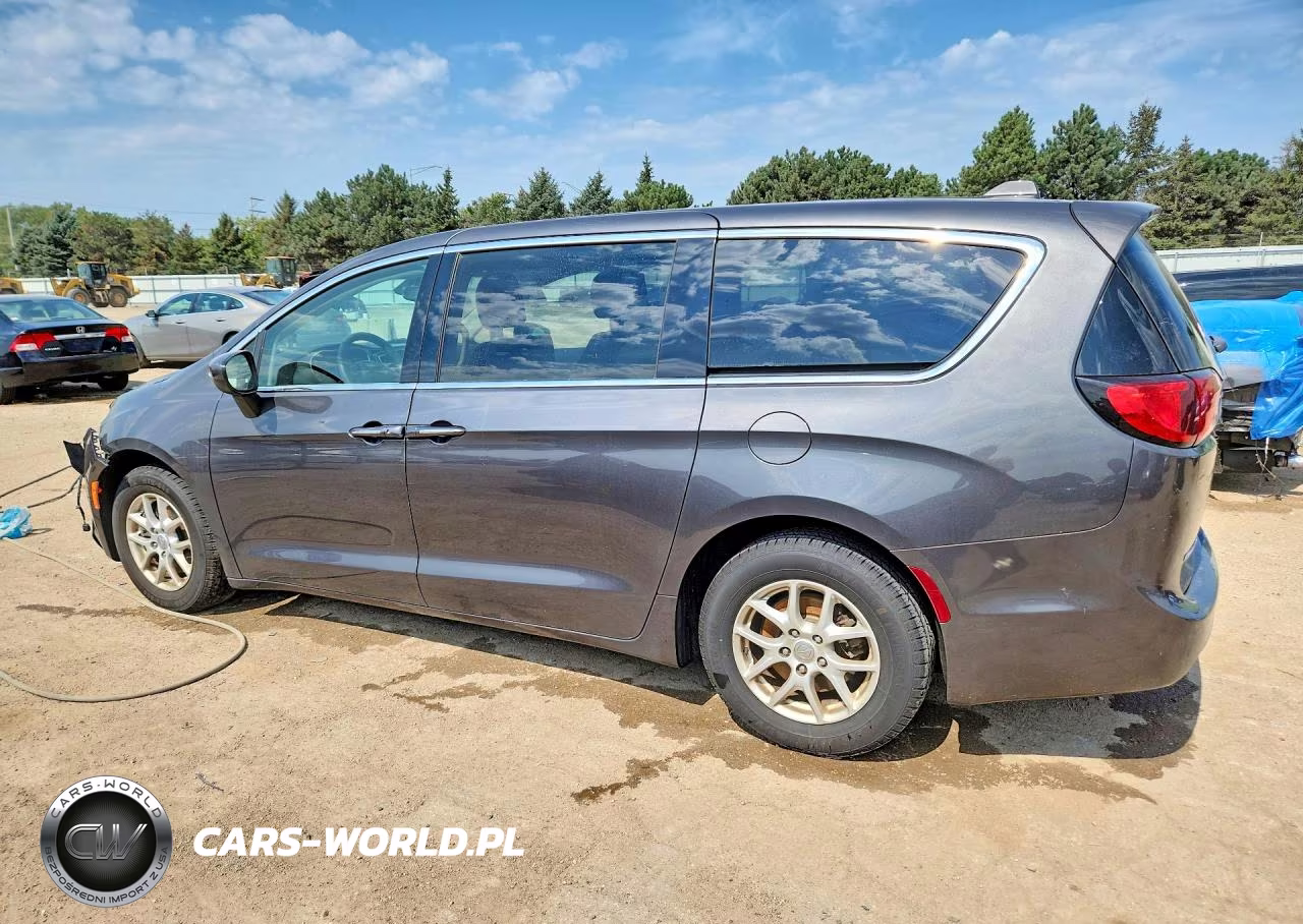 2017 Chrysler Pacifica Touring L VIN:2C4RC1BGXHR821557 - 2