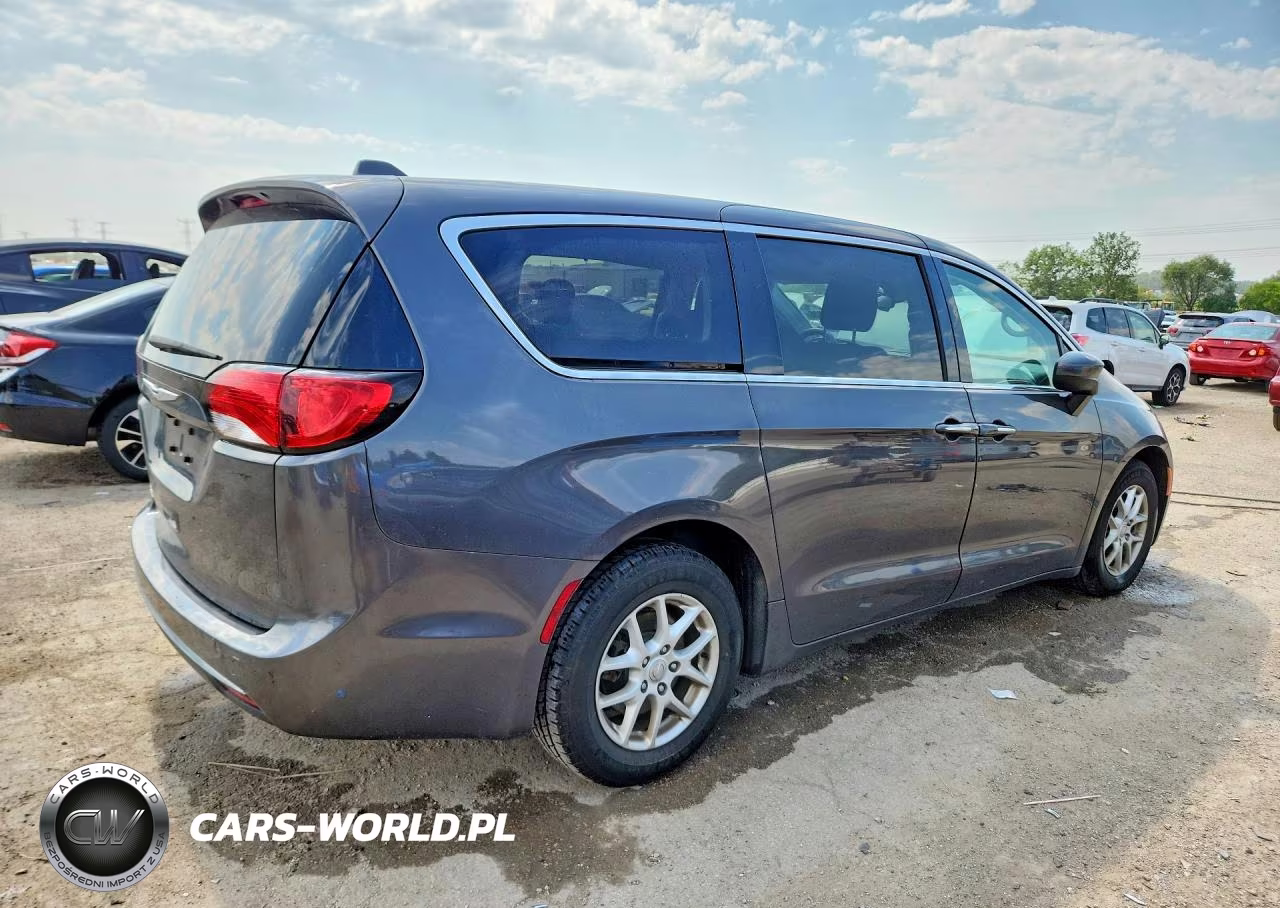 2017 Chrysler Pacifica Touring L VIN:2C4RC1BGXHR821557 - 3