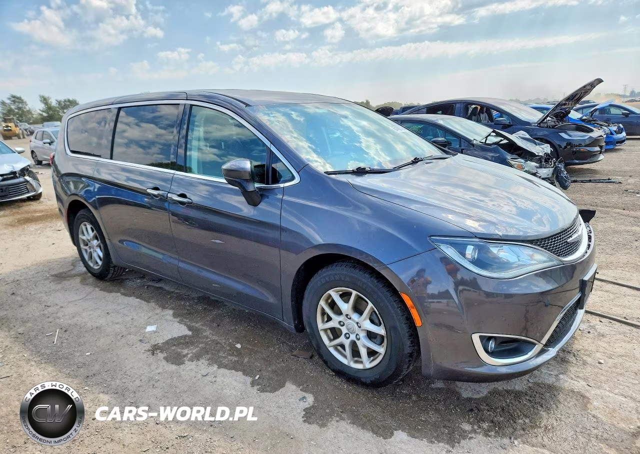 2017 Chrysler Pacifica Touring L VIN:2C4RC1BGXHR821557 - 4