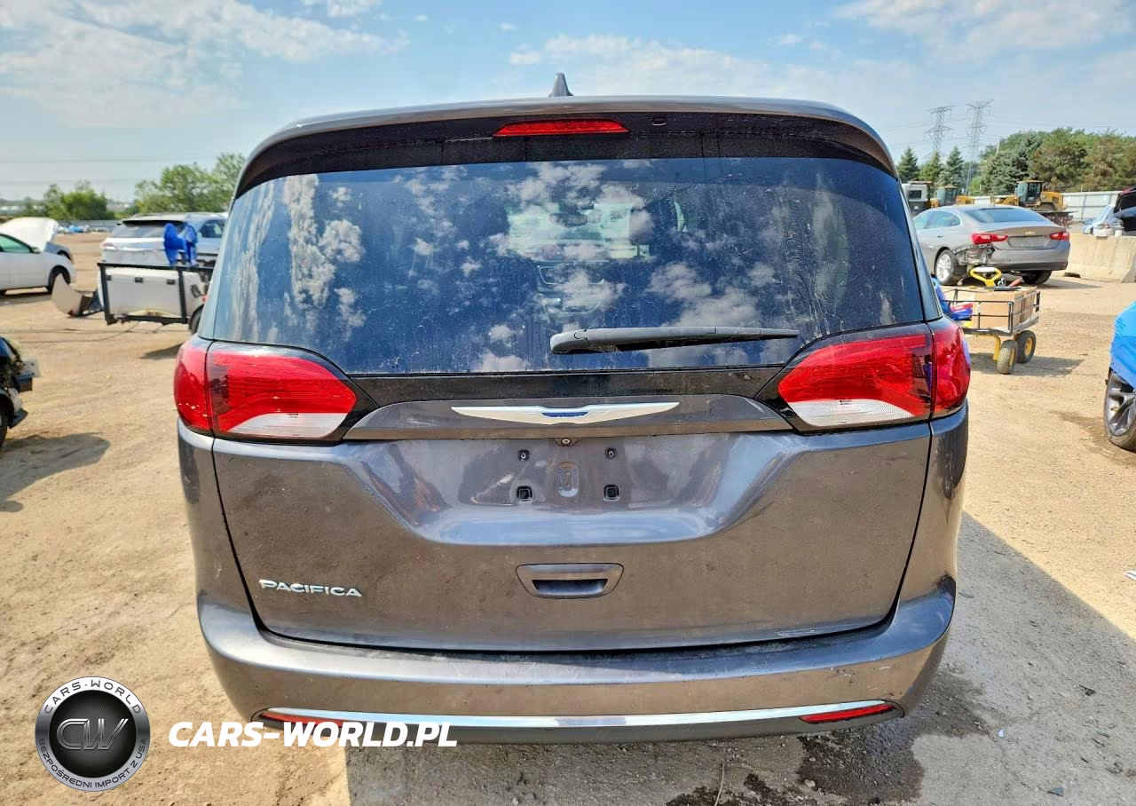 2017 Chrysler Pacifica Touring L VIN:2C4RC1BGXHR821557 - 6