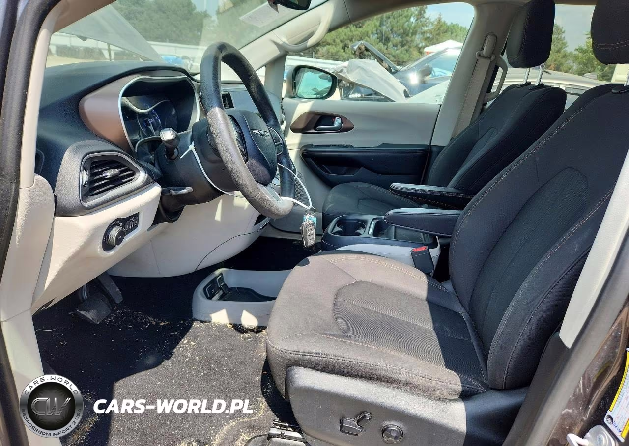 2017 Chrysler Pacifica Touring L VIN:2C4RC1BGXHR821557 - 7