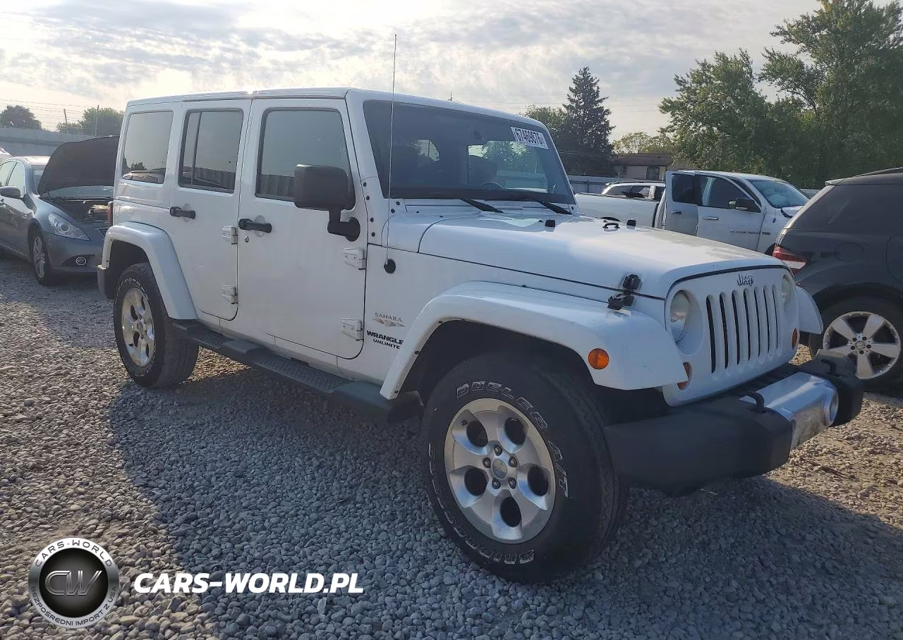 2013 Jeep Wrangler Unlimited Sahara VIN:1C4BJWEG3DL575695 - 4