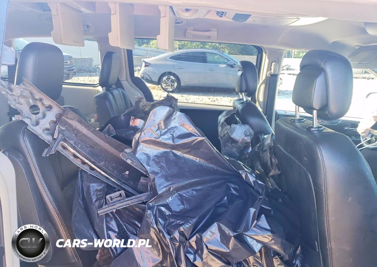 2012 Chrysler Town & Country Touring VIN:2C4RC1BG3CR303718 - 11
