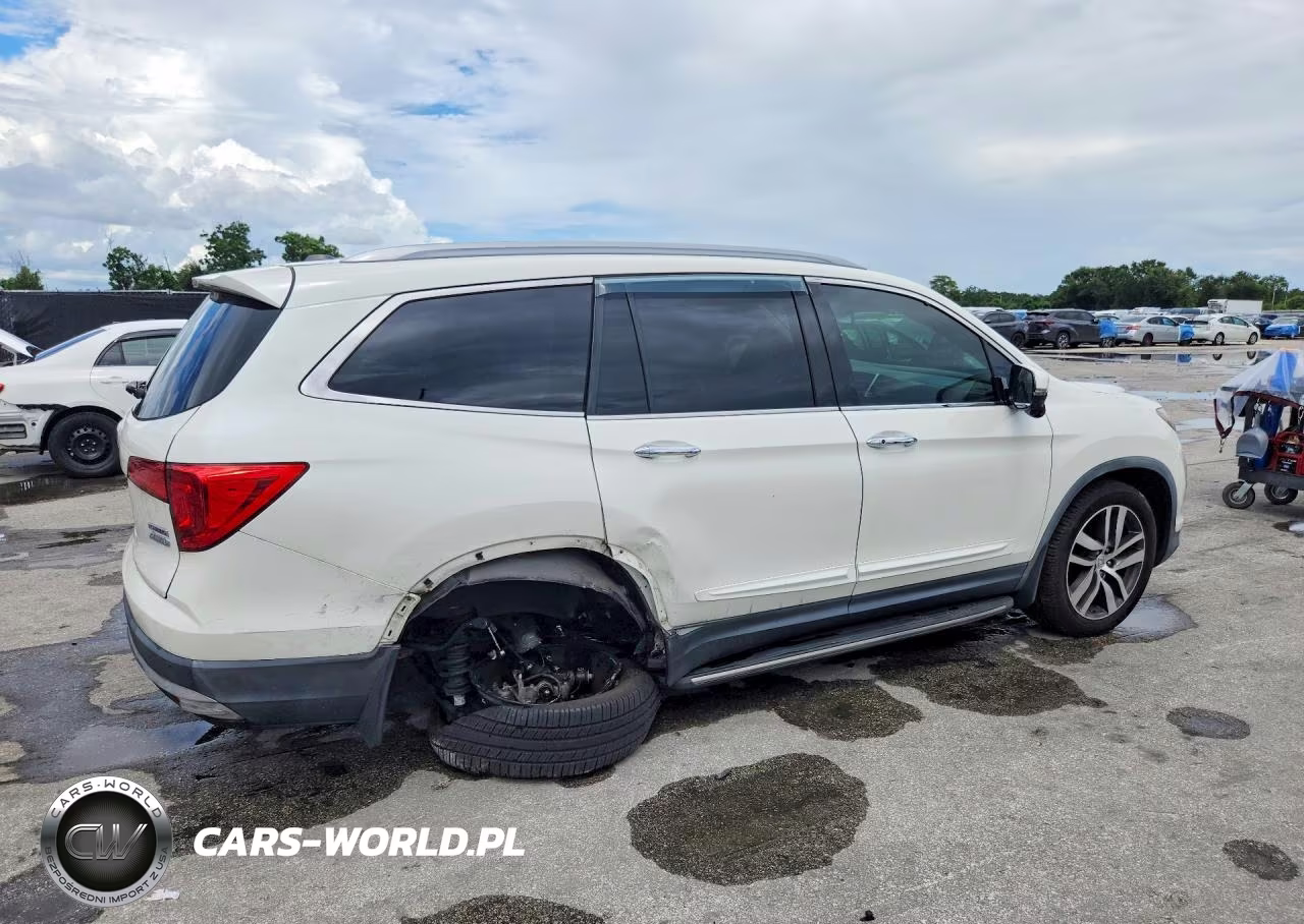 2018 Honda Pilot Touring VIN:5FNYF6H97JB019915 - 3