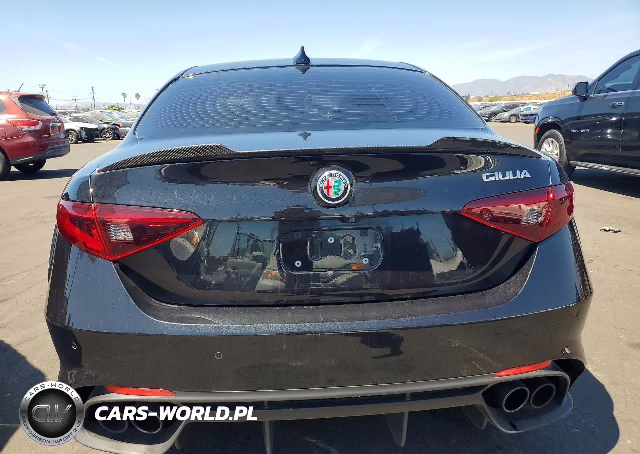 2018 Alfa Romeo Giulia Quadrifoglio VIN:ZARFAEAV6J7578407 - 6