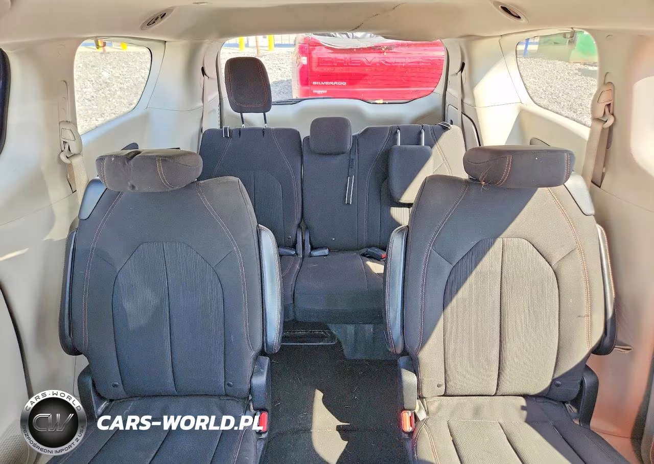 2018 Chrysler Pacifica Touring Plus VIN:2C4RC1FG5JR212182 - 10