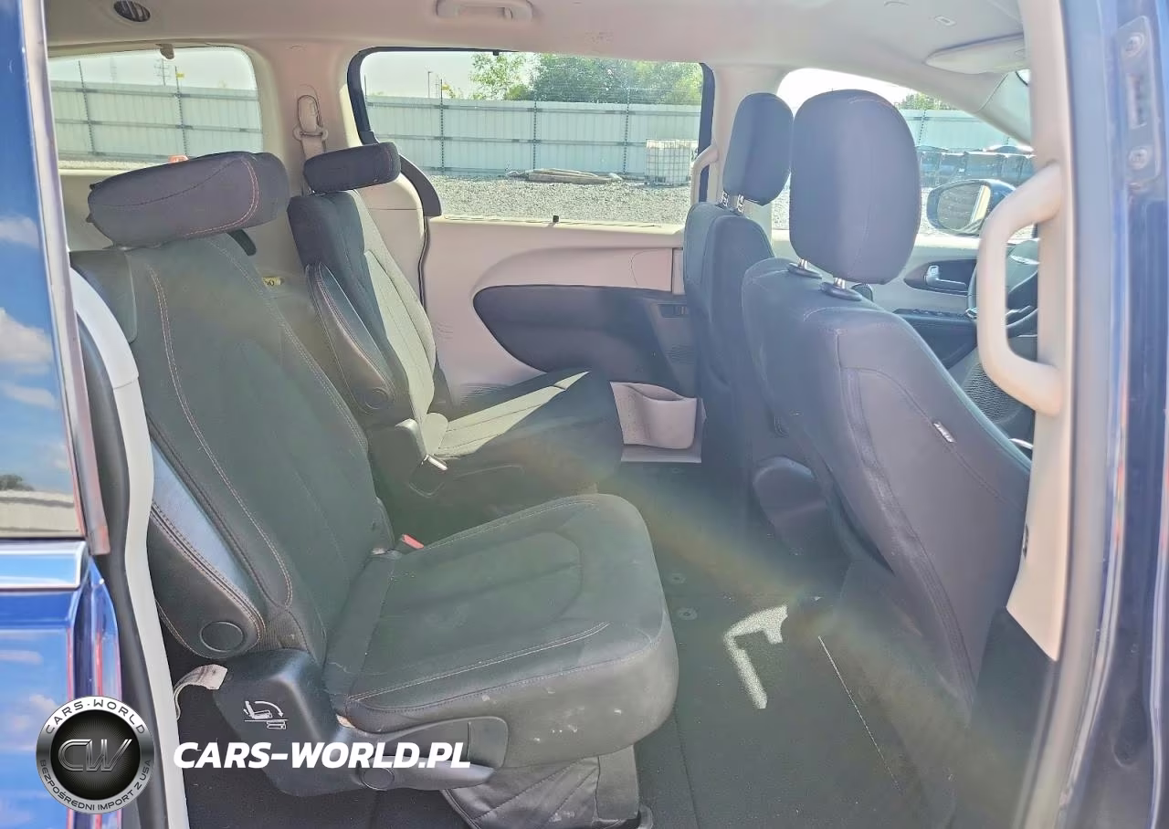 2018 Chrysler Pacifica Touring Plus VIN:2C4RC1FG5JR212182 - 11