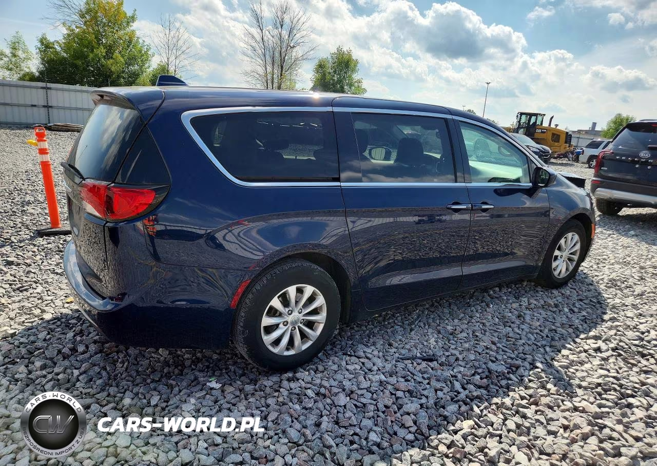 2018 Chrysler Pacifica Touring Plus VIN:2C4RC1FG5JR212182 - 3