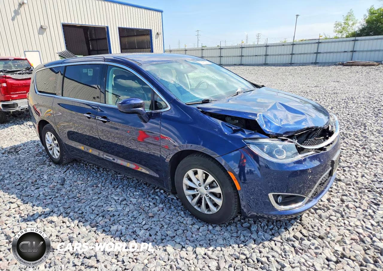 2018 Chrysler Pacifica Touring Plus VIN:2C4RC1FG5JR212182 - 4