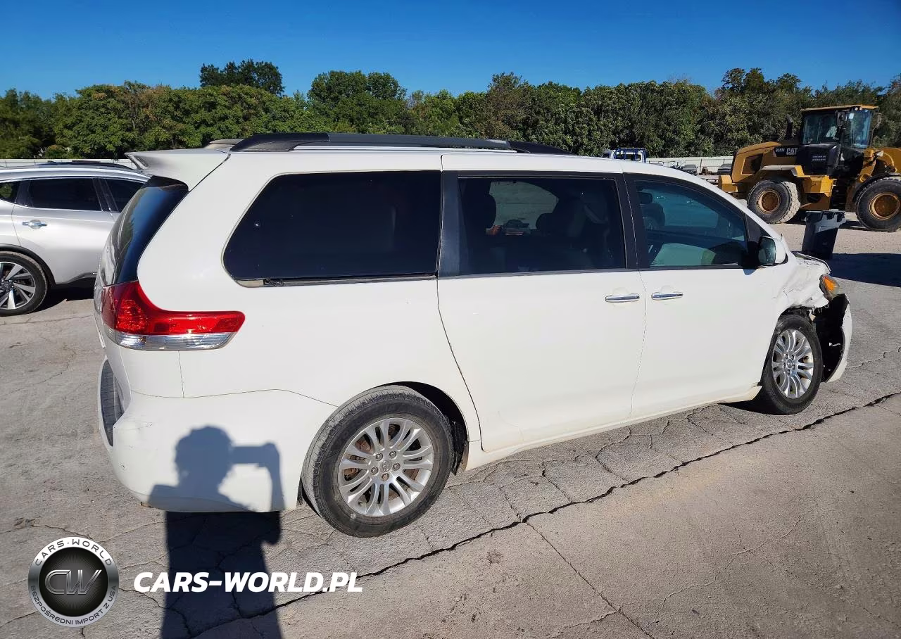2013 Toyota Sienna Xle 8-Passenger VIN:5TDYK3DC3DS372454 - 3