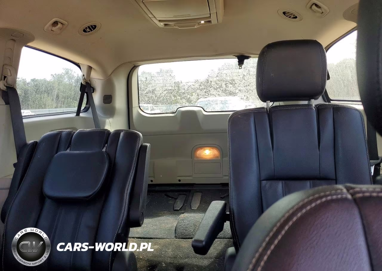 2014 Chrysler Town & Country Touring VIN:2C4RC1BGXER444210 - 10