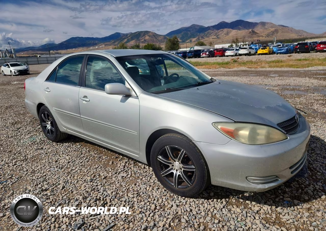 2002 Toyota Camry Le VIN:JTDBE32K320119884 - 4