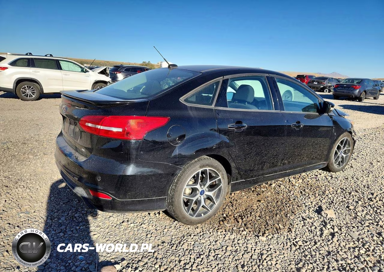 2016 Ford Focus Se VIN:1FADP3F25GL306214 - 3