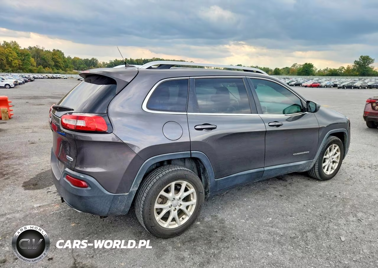 2015 Jeep Cherokee Latitude VIN:1C4PJLCS4FW560281 - 3