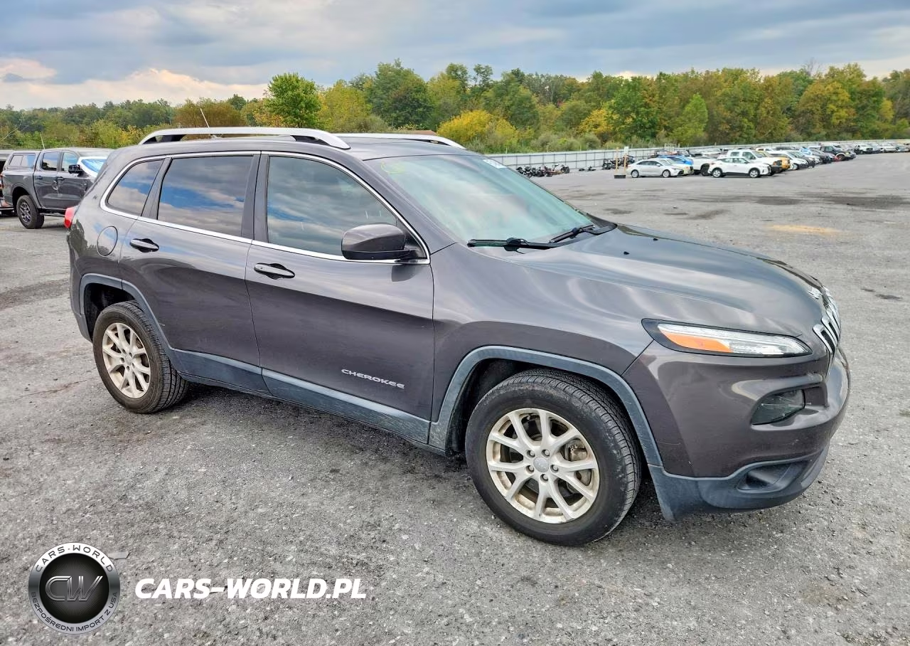 2015 Jeep Cherokee Latitude VIN:1C4PJLCS4FW560281 - 4