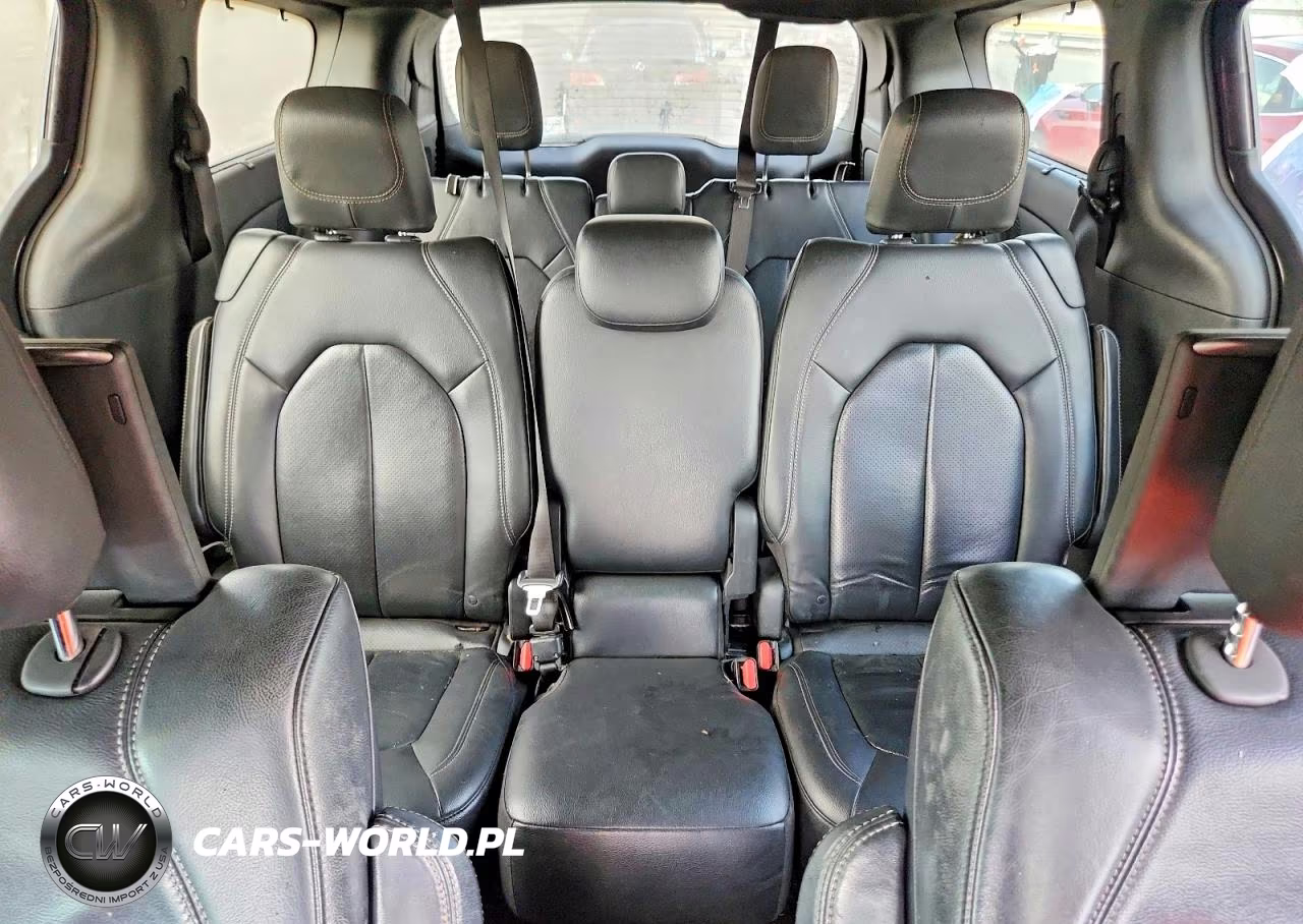 2018 Chrysler Pacifica Touring L Plus VIN:2C4RC1EG6JR204240 - 10