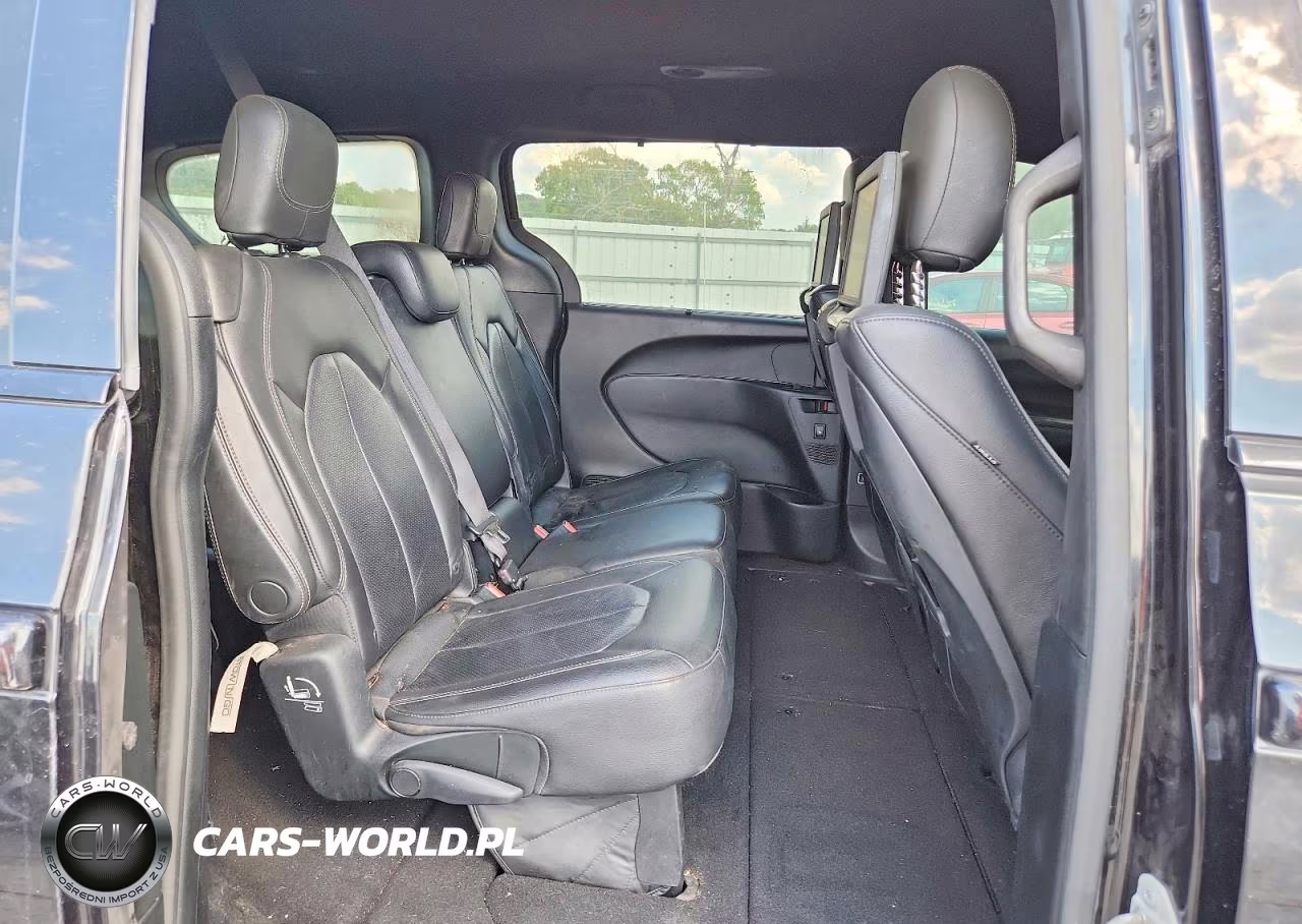 2018 Chrysler Pacifica Touring L Plus VIN:2C4RC1EG6JR204240 - 11