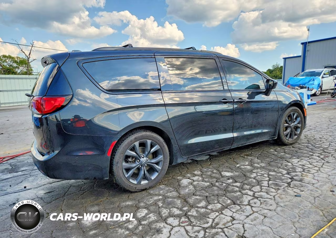 2018 Chrysler Pacifica Touring L Plus VIN:2C4RC1EG6JR204240 - 3