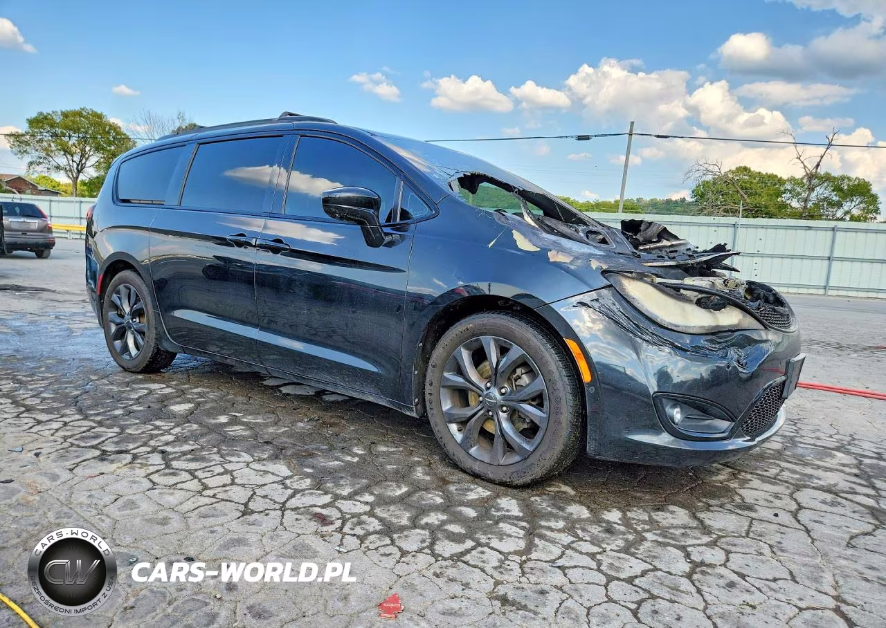 2018 Chrysler Pacifica Touring L Plus VIN:2C4RC1EG6JR204240 - 4