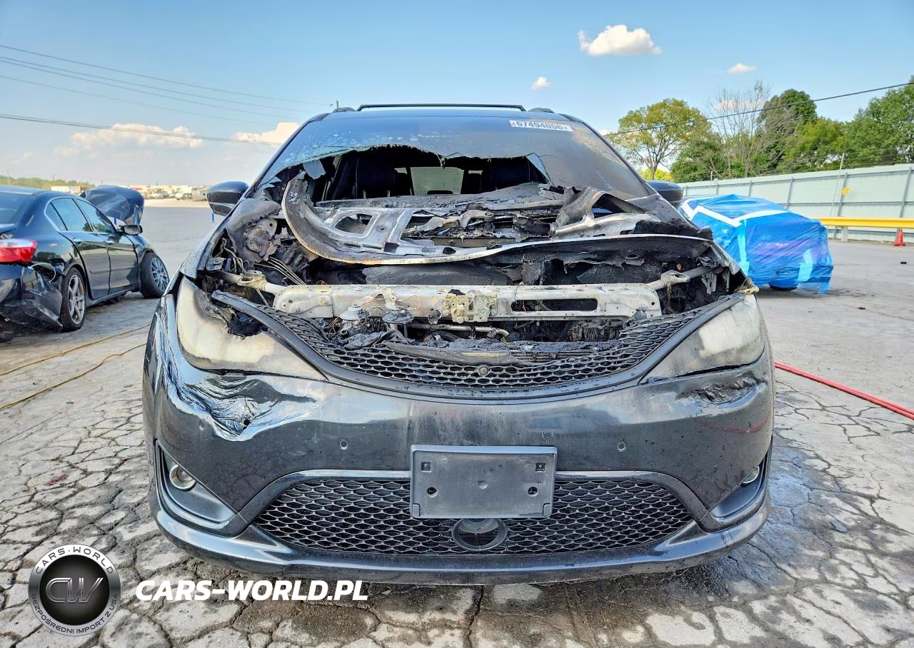 2018 Chrysler Pacifica Touring L Plus VIN:2C4RC1EG6JR204240 - 5