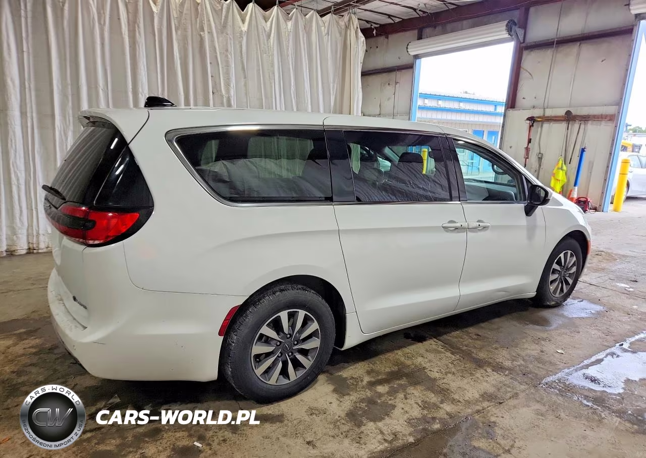 2023 Chrysler Pacifica Hybrid Touring L VIN:2C4RC1L74PR599112 - 3