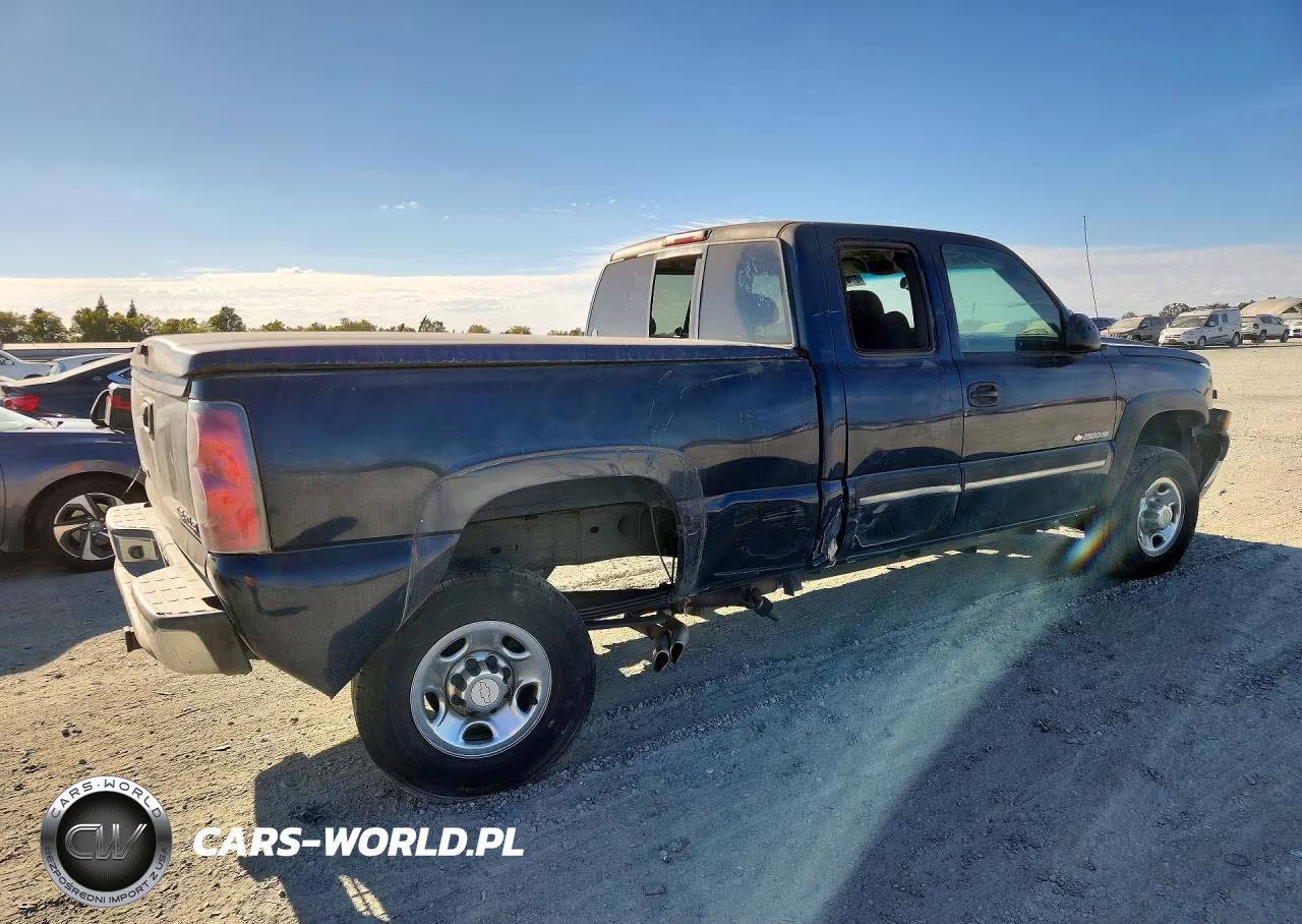 2005 Chevrolet Silverado C2500 Heavy Duty VIN:1GCHC29U35E286724 - 3