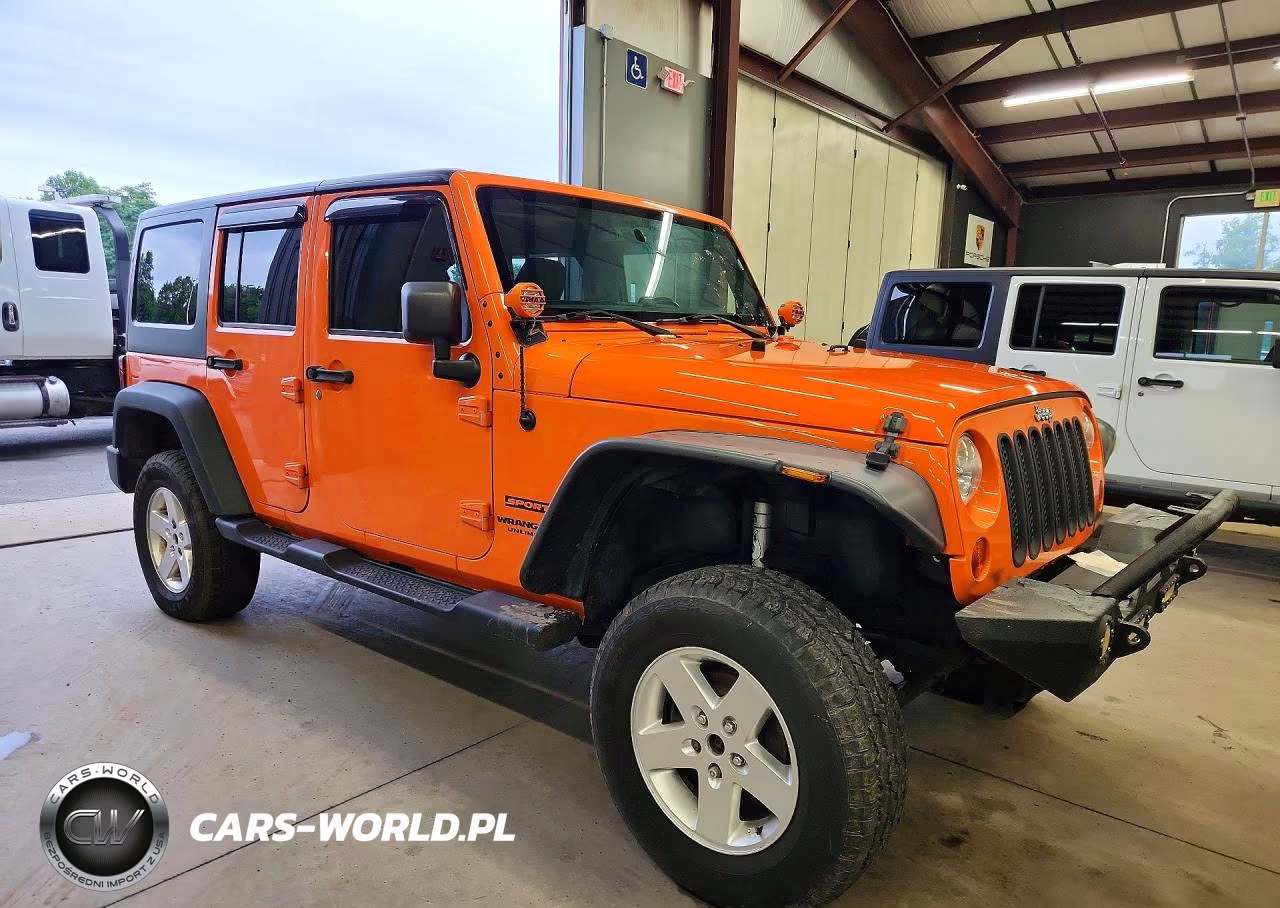 2013 Jeep Wrangler Unlimited Sport VIN:1C4BJWDG5DL520120 - 4