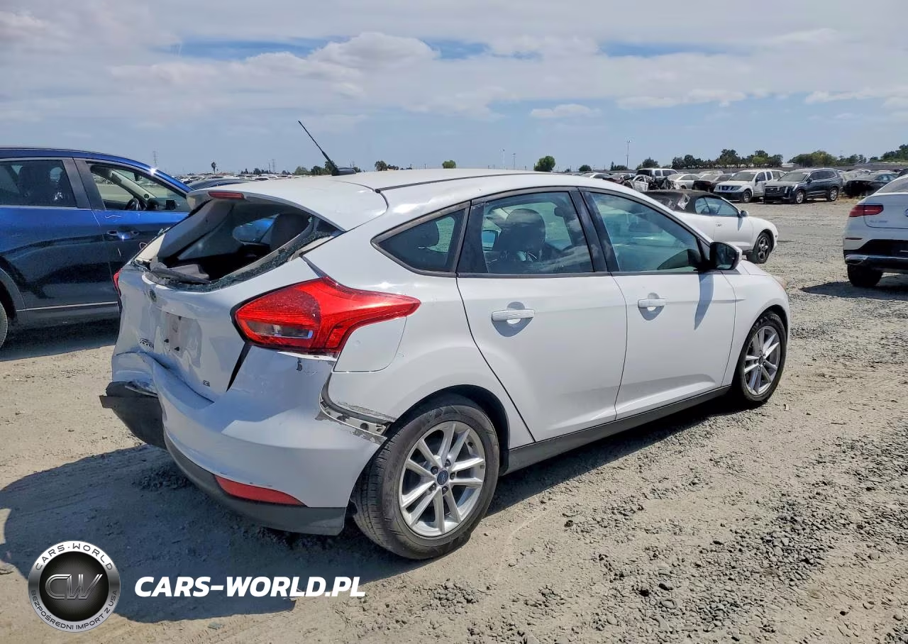 2015 Ford Focus Se VIN:1FADP3K22FL318745 - 3