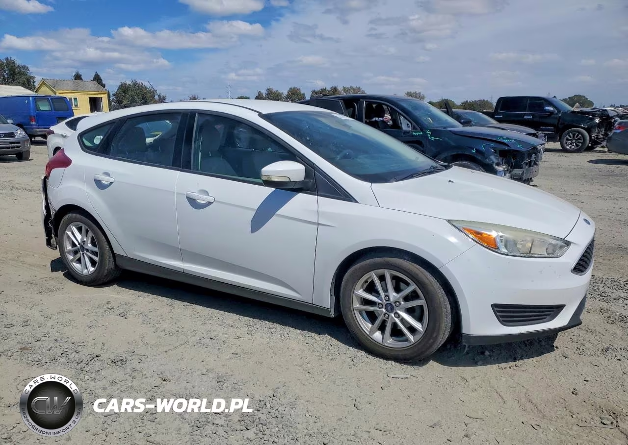 2015 Ford Focus Se VIN:1FADP3K22FL318745 - 4