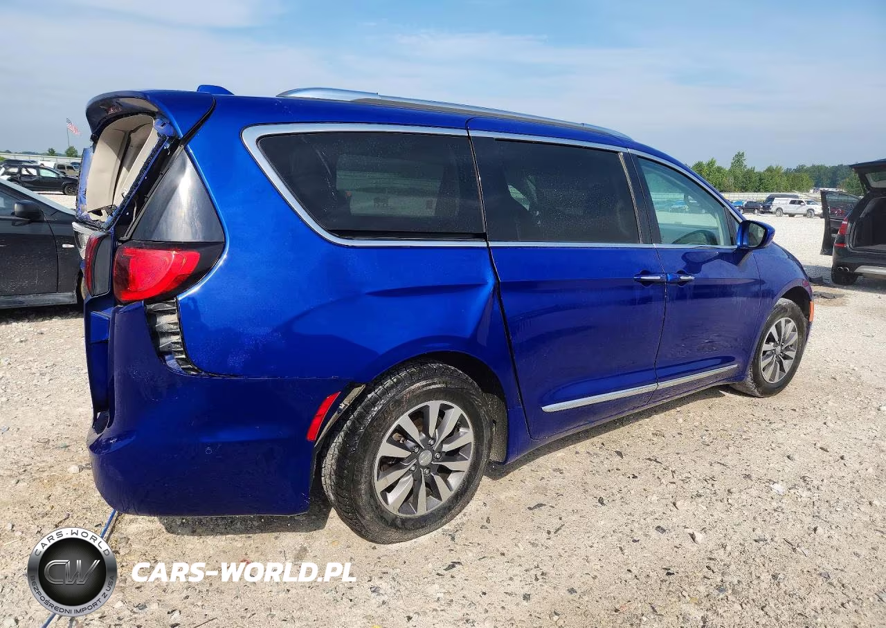 2020 Chrysler Pacifica Touring L Plus VIN:2C4RC1EGXLR123082 - 3