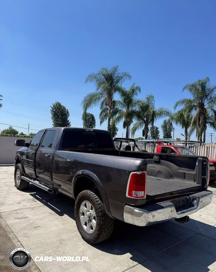 2018 Ram 3500 Laramie VIN:3C63R3JL1JG140737 - 3