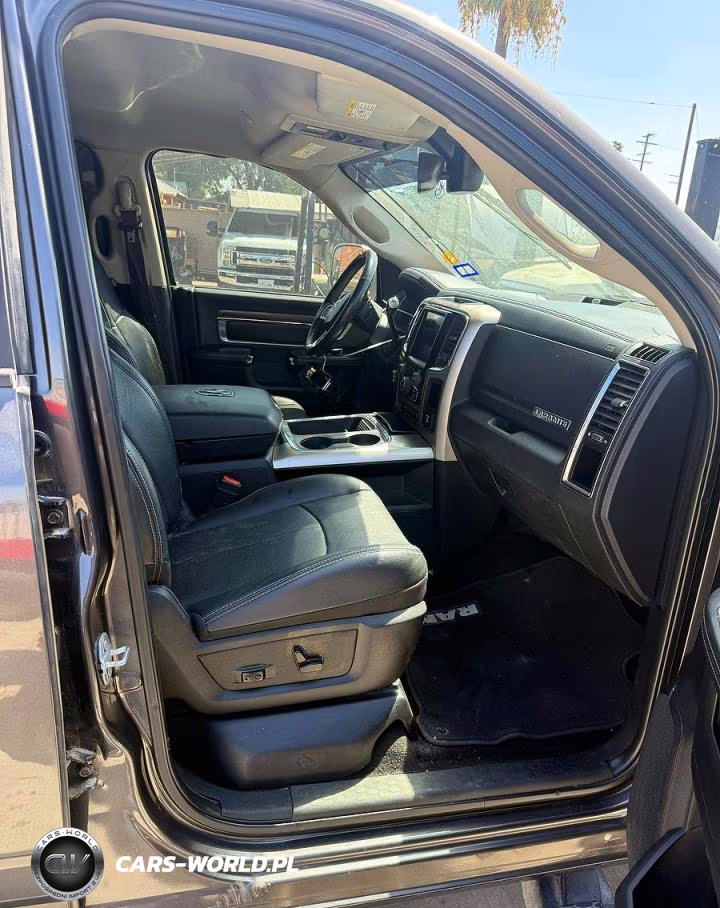 2018 Ram 3500 Laramie VIN:3C63R3JL1JG140737 - 5