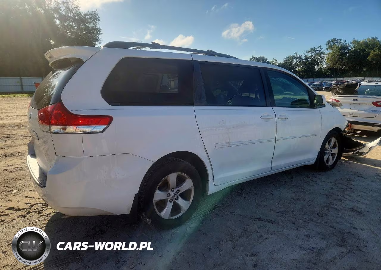 2013 Toyota Sienna Le VIN:5TDKK3DC0DS402273 - 3