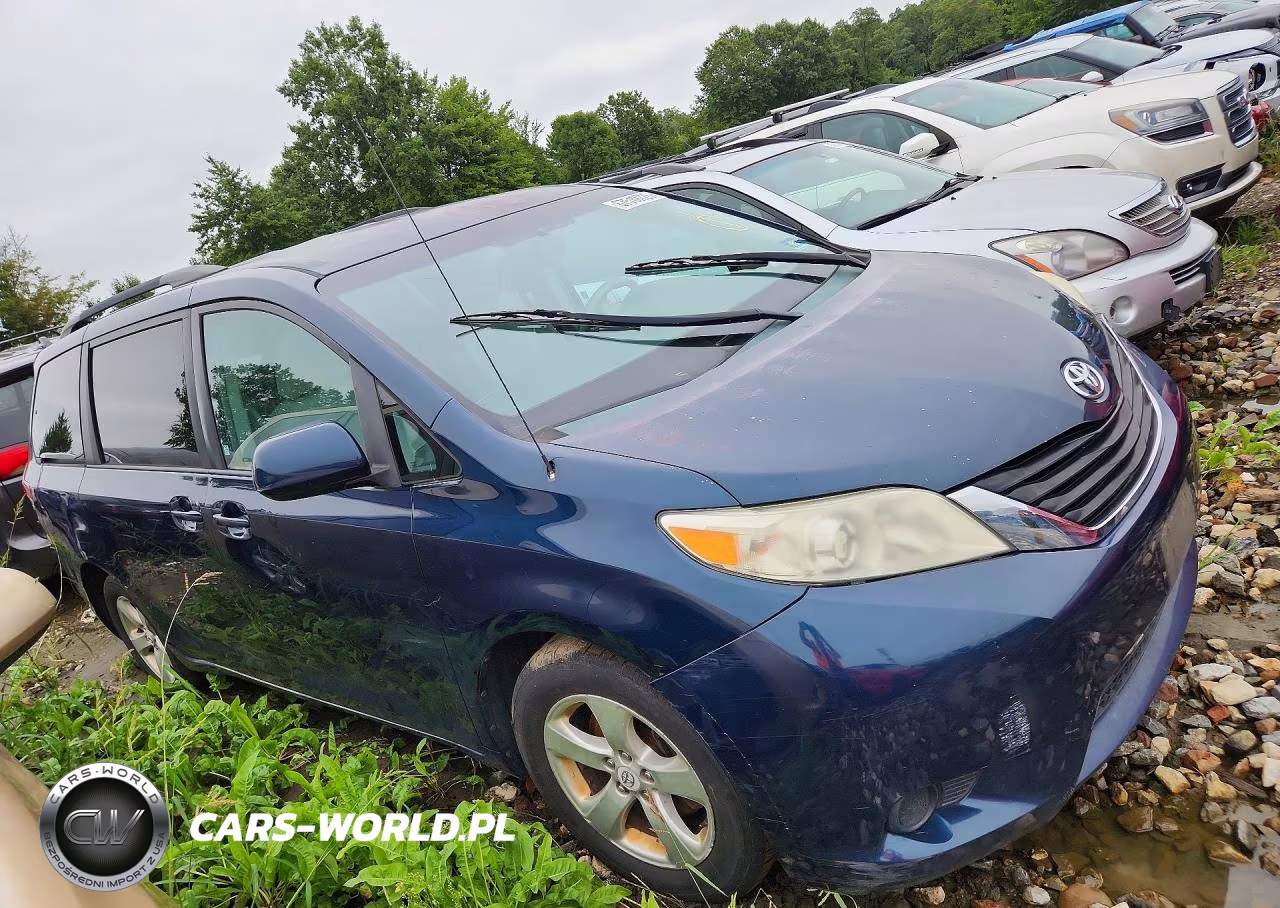 2012 Toyota Sienna Le VIN:5TDKK3DC8CS249835 - 4