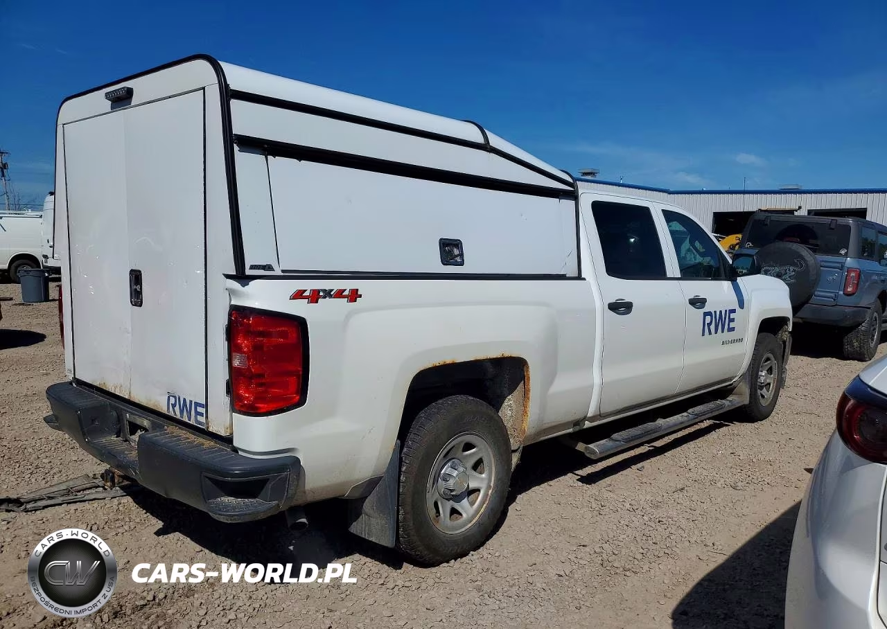 2018 Chevrolet Silverado K1500 VIN:1GCUKNEC2JF152470 - 3