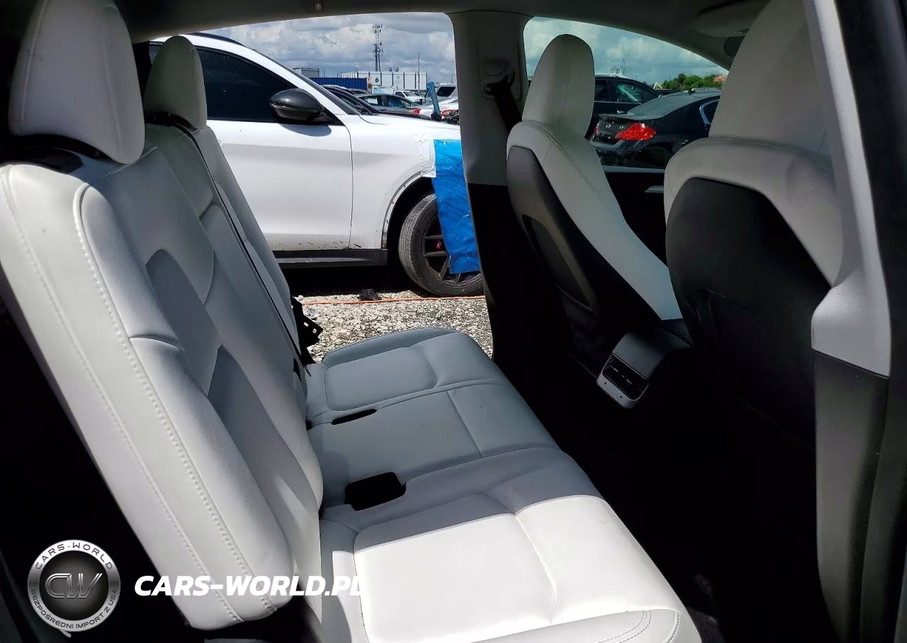 2023 Tesla Model Y VIN:7SAYGAEE8PF801427 - 10