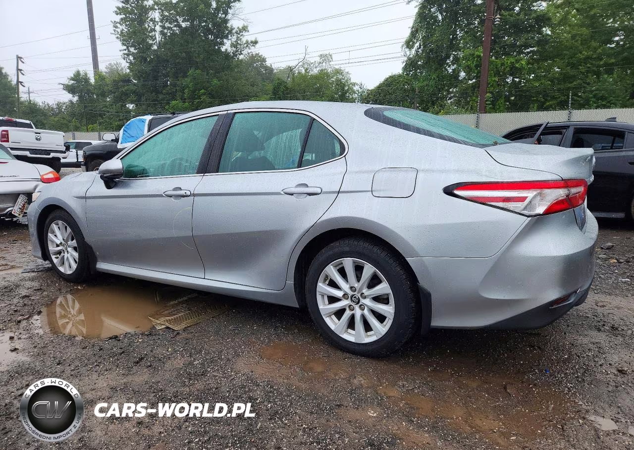 2018 Toyota Camry Le VIN:4T1B11HK0JU647487 - 2