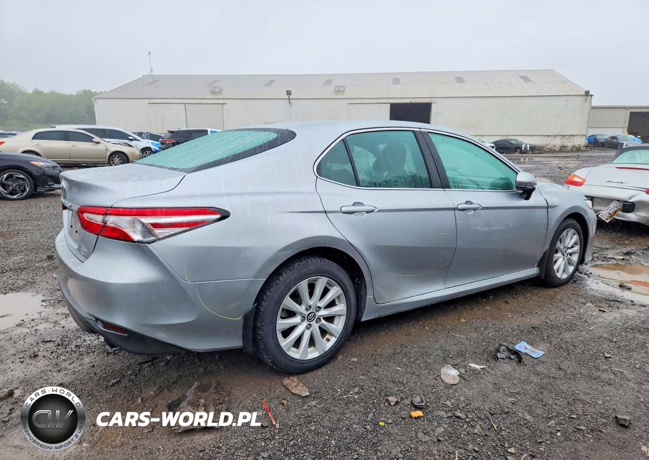 2018 Toyota Camry Le VIN:4T1B11HK0JU647487 - 3