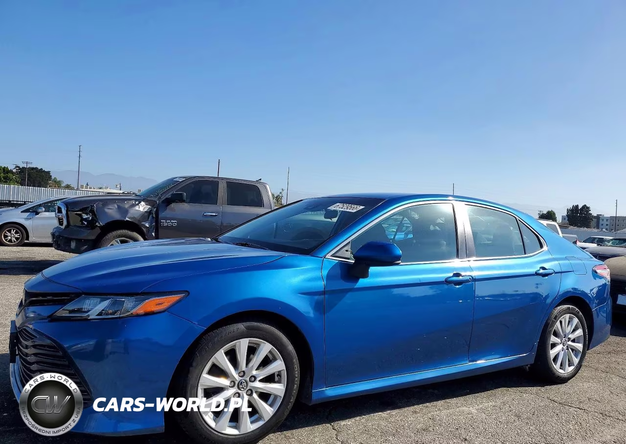 2020 Toyota Camry Le – zdjęcie 1 z 12