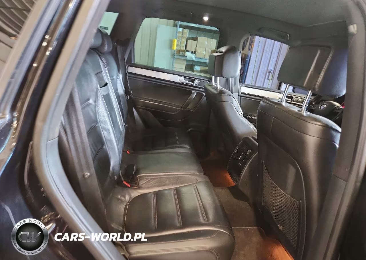 2017 Volkswagen Touareg Wolfsburg VIN:WVGRF7BP2HD003801 - 11