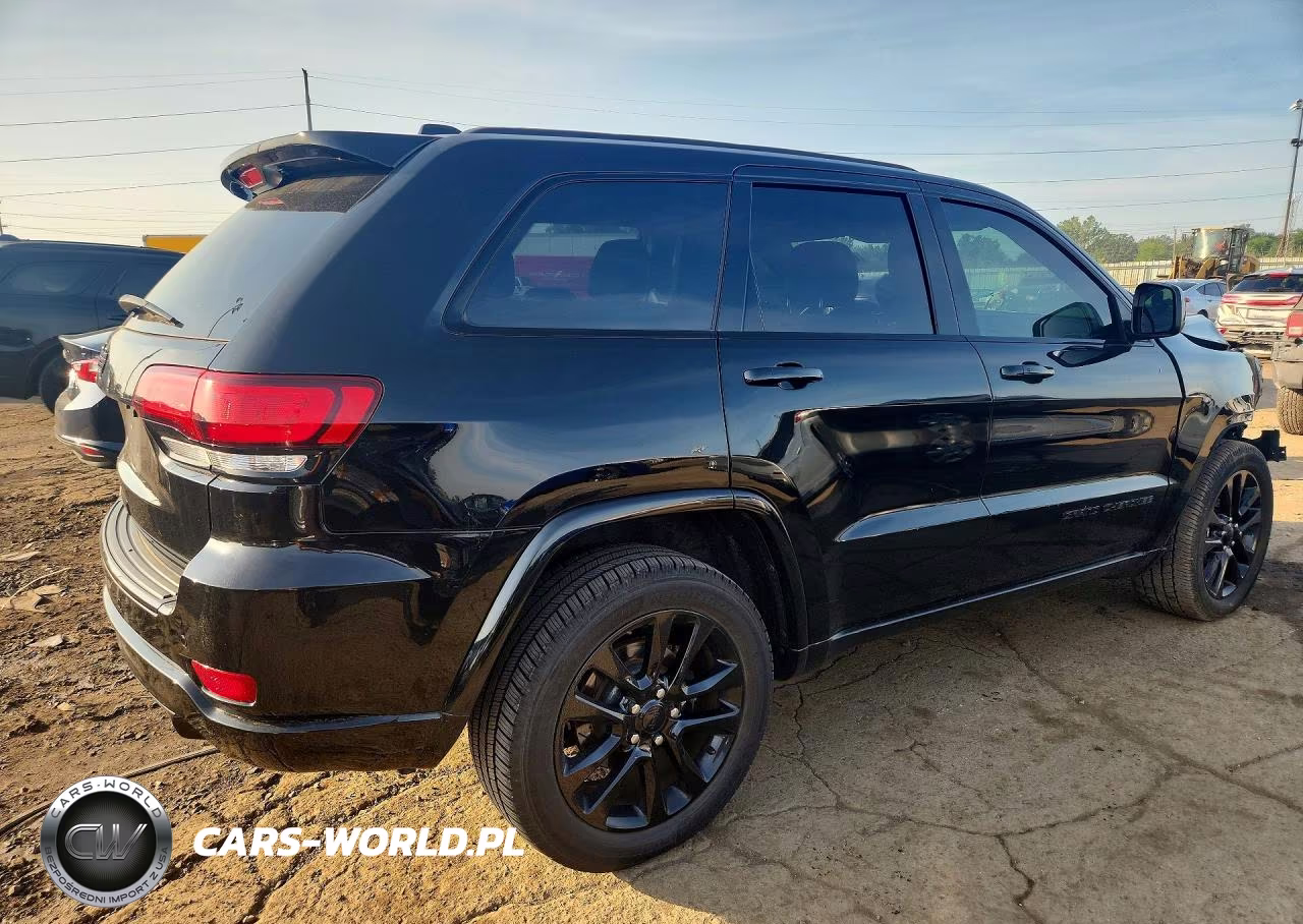 2018 Jeep Grand Cherokee Laredo VIN:1C4RJFAG9JC388283 - 3